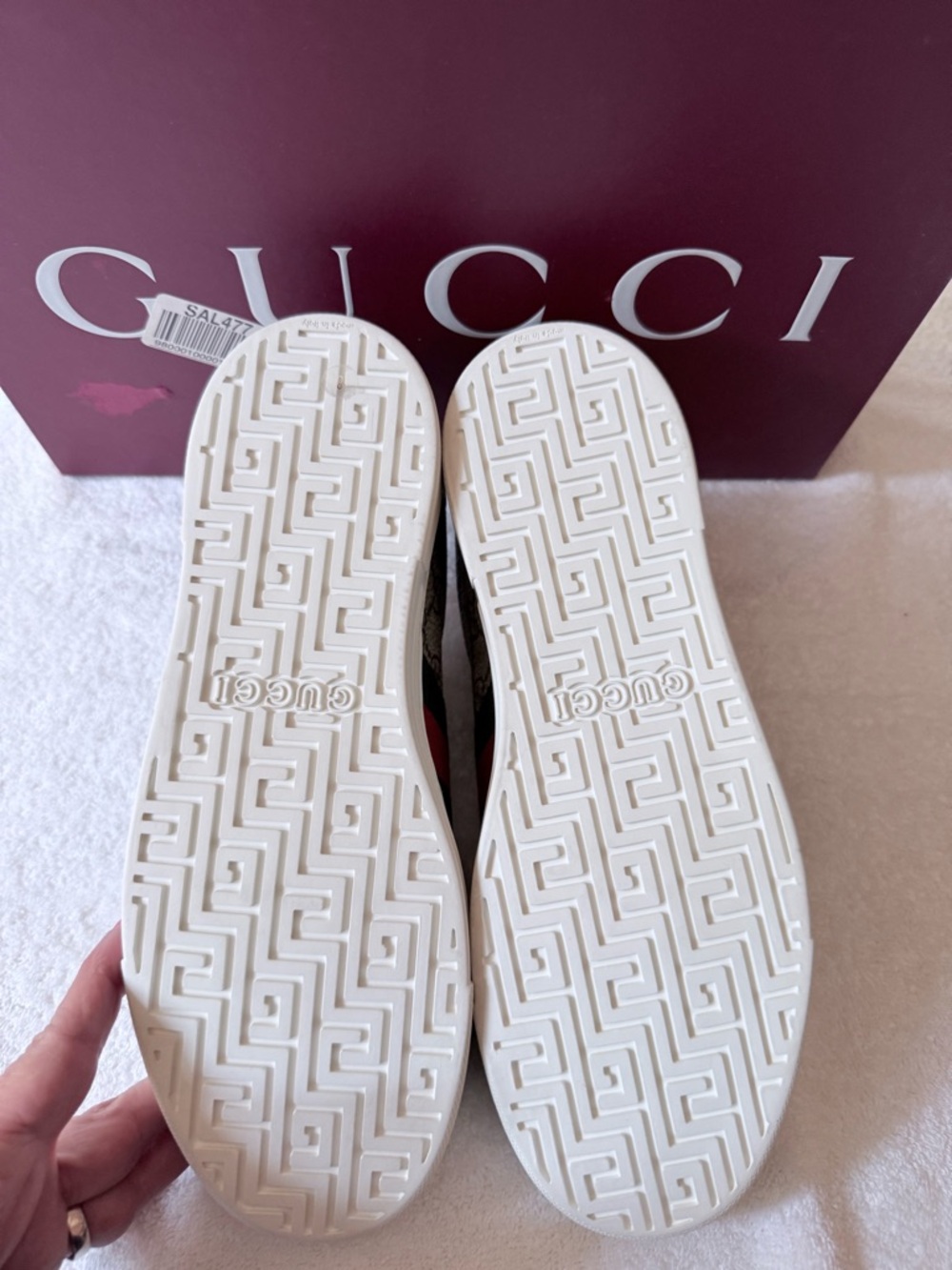 Men’s Gucci Beige GG Supreme Sneakers with Green & Red Web Stripe - Picture 4 of 11